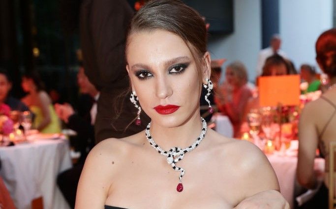 Cine este iubitul lui Serenay Sarıkaya. Protagonista din serialul &bdquo;Familia&rdquo; și celebrul c&acirc;ntăreț au fost surprinși c&acirc;nd ieșeau &icirc;mpreună dintr-un apartament